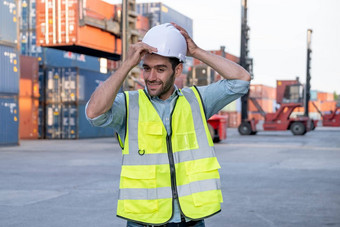 工头工程师货物容器工人持有需要戴安全帽的站前面起重机堆栈航运物流船厂管理系统安全概念