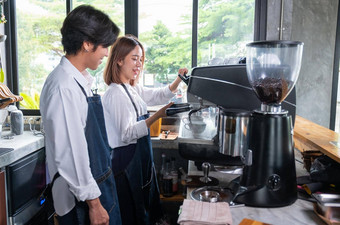 咖啡师男人。站同事准备生产咖啡咖啡制造<strong>商机</strong>快乐微笑工作