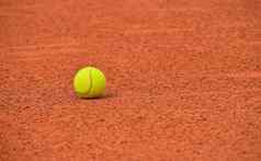 黄色的网球球红色的粘土地面法院