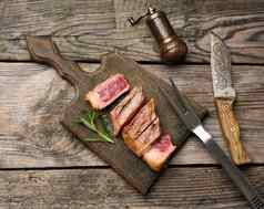 切片炸牛肉牛排纽约西冷木切割董事会学位煮熟度罕见的