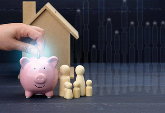 木家庭雕像粉红色的陶瓷小猪银行蓝色的背景概念<strong>积累</strong>现金购买房子