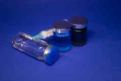 透明的疫苗瓶小玻璃瓶标签医疗注射器注射针孤立的蓝色的背景发展冠状病毒疫苗科维德治愈世界比赛研究