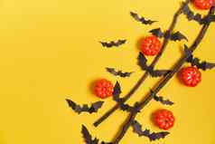 万圣节背景橙色装饰塑料南瓜黑色的纸蝙蝠黄色的纸板感恩节问候卡