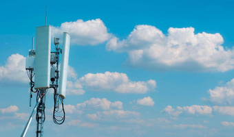 电信塔蓝色的天空白色云背景天线蓝色的天空广播卫星波兰沟通技术电信行业移动电信网络