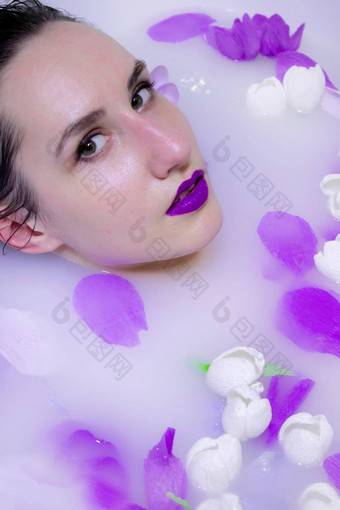 模型女孩<strong>紫罗兰色</strong>的化妆牛奶浴<strong>紫罗兰色</strong>的花