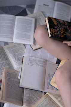 女孩腿床上桩书在家教育研究检疫阅读有帮助的