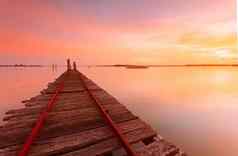 日出天空反射乡村木材牡蛎码头
