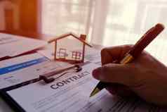 房地产经纪人真正的房地产银行家写作合同协议租金购买贷款房子提供购买房子租赁真正的房地产概念