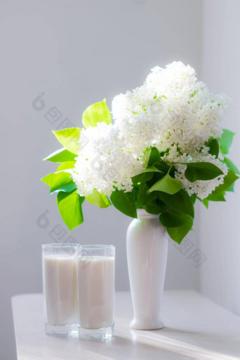 牛奶白色淡紫色眼镜牛奶白色花花瓶牛的牛奶喝文章好处牛奶