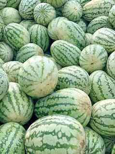 西瓜水果出售市场夏天季节健康的食物高度培养水果在世界范围内