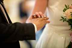婚礼仪式手新娘把环手指新郎婚礼环