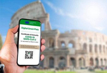 数字绿色通过欧洲联盟代码屏幕移动举行手模糊罗马圆形大剧场背景