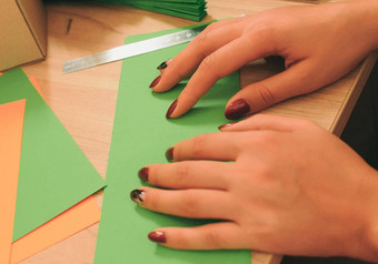 前景女孩准备空白折纸风扇表彩色的纸剪刀木表格空白风扇模板设计广告文本