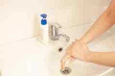 一步传播液体肥皂手掌防止冠状病毒流感大流行洗手温暖的水抗菌肥皂世界流感大流行概念