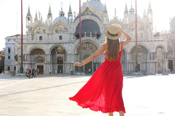 假期威尼斯回来视图漂亮的女孩优雅的红色的衣服跳<strong>舞</strong>马克的<strong>广场</strong>威尼斯意大利美丽的年轻的女人参观欧洲