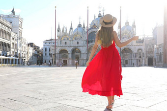 假期威尼斯回来视图漂亮的女孩优雅的红色的衣服跳<strong>舞</strong>马克的<strong>广场</strong>威尼斯意大利美丽的年轻的女人参观欧洲