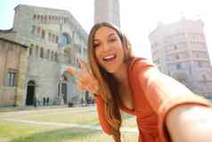 年轻的旅游女人笑采取自拍照片帕尔马城市意大利女旅行者肖像显示标志广场大教堂广场帕尔马意大利资本文化