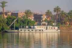 大埃及河巡航达哈贝亚船停泊尼罗河
