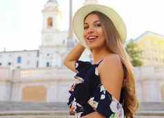 微笑美丽的年轻的女人西班牙语步骤著名的具有里程碑意义的罗马夏天假期意大利
