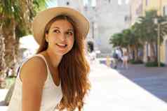 肖像年轻的旅行者女人参观欧洲美丽的旅游女孩享受假期Sirmione意大利