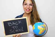 美丽的年轻的女学生持有全球黑板上写回来学校