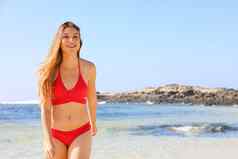 快乐美丽的比基尼女孩未来水走享受热带海滩无忧无虑的年轻的女人苗条的重量损失身体日光浴夏天假期旅行复制空间