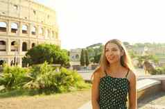 肖像微笑美丽的女孩罗马罗马圆形大剧场背景日落夏天假期意大利