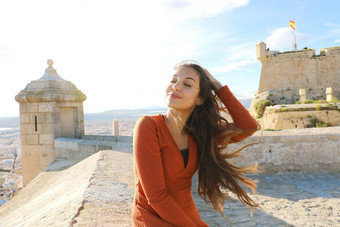 年轻的<strong>旅游</strong>女人享受风圣诞老人芭芭拉城堡利坎特西班牙<strong>旅</strong>行者女孩放松西班牙语<strong>旅游</strong>目的地南部欧洲