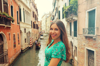 假期威尼斯!美丽的女人微笑相机威尼斯运河贡多拉<strong>宫殿背景</strong>古董过滤器