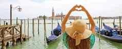 女人使心形状手美丽的视图威尼斯全景横幅视图威尼斯环礁湖