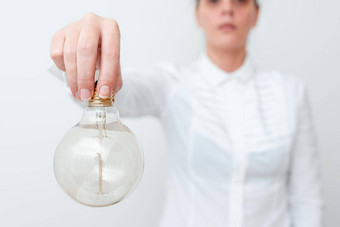 夫人持有灯上行衬衫展示的想法项目业务女人携带灯泡相反显示晚些时候技术目的versa灯泡表现出新鲜的的意见