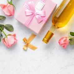 礼品盒粉红色的玫瑰情人节一天假期礼物设计概念