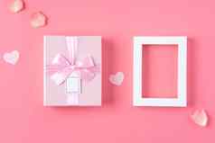 情人节一天设计概念背景粉红色的花瓣礼物盒子