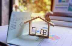 微型模型房子位于储蓄账户存折概念省钱住房