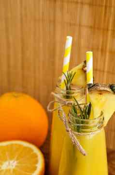 瓶热带汁纸吸管橙子菠萝