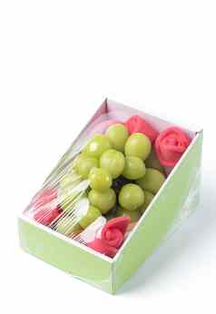 美丽的盒装发光马斯喀特绿色葡萄孤立的白色背景