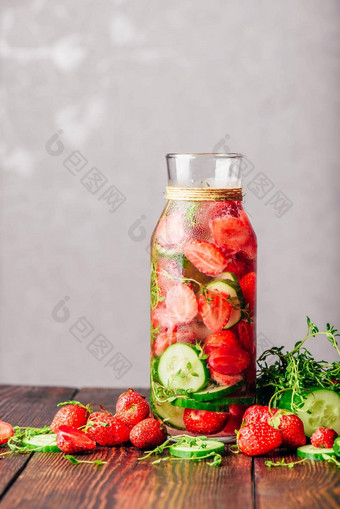 注入水草莓黄瓜百里香