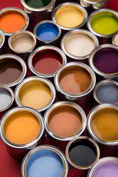 完整的桶彩虹彩色的石油油漆