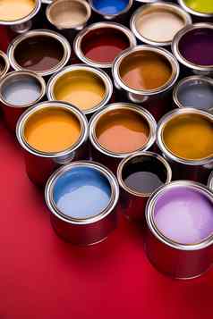 集合彩色的油漆罐