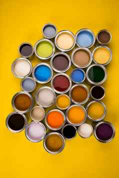 桶完整的彩虹彩色的石油油漆