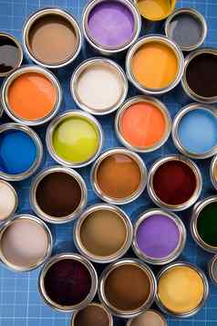 完整的桶彩虹彩色的石油油漆