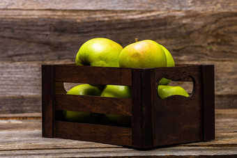 木箱成熟的绿色<strong>苹果</strong>木表格