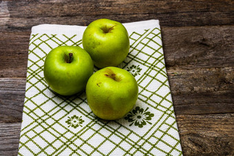 成熟的绿色苹果乡村餐巾木表格