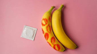 <strong>避孕套</strong>香蕉痕迹红色的口红概念避孕药