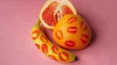 香蕉葡萄柚痕迹红色的口红粉红色的背景