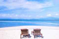 椅子令人惊异的美丽的桑迪海滩海洋蓝色的天空概念夏天休闲平静假期旅游的想法空复制空间灵感热带景观