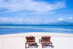 椅子令人惊异的美丽的桑迪海滩海洋蓝色的天空概念夏天休闲平静假期旅游的想法空复制空间灵感热带景观