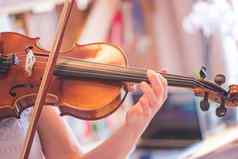 练习经典音乐小提琴概念年轻的女孩幸福的戏剧小提琴