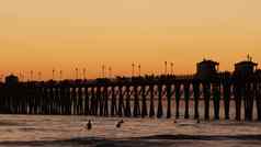 码头轮廓日落加州美国海滨冲浪度假胜地海洋热带海滩冲浪者等待波