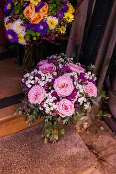 盛开的美丽的色彩斑斓的新鲜的花花瓶